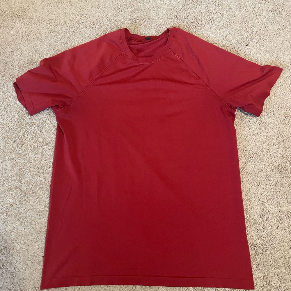 lululemon athletica Men's Red Short Sleeve Tee